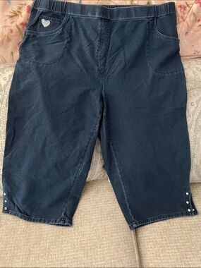 Quacker Factory Dark Navy Stretch Bermuda Crops with Heart Accent 2x
